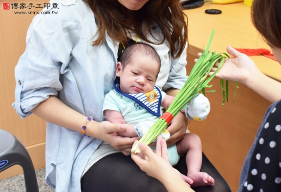 謝寶寶(台中北區嬰兒寶寶滿月剃頭理髮、免費嬰兒剃胎毛儀式吉祥話)。中國風會場，爸媽寶貝免費穿「日中韓」古裝禮服。專業拍照、DVD光碟、證書。★購買「臍帶章、肚臍章、胎毛筆刷印章」贈送：剃頭、收涎、抓周，三選一。 2015.11.15 照片8